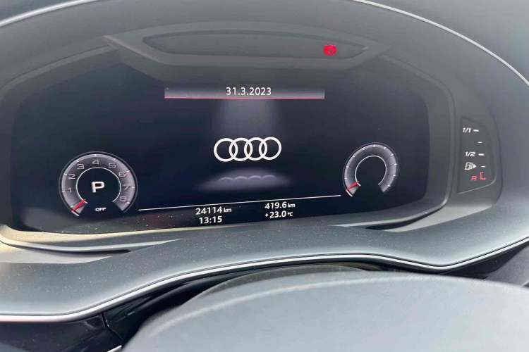 Used Audi Q7 2020 55 TFSI quattro S line sports model Odometer Close Up