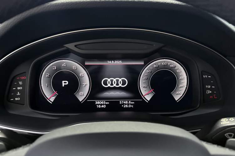 Used Audi Q7 2020 55 TFSI quattro S line sports model Odometer Close Up