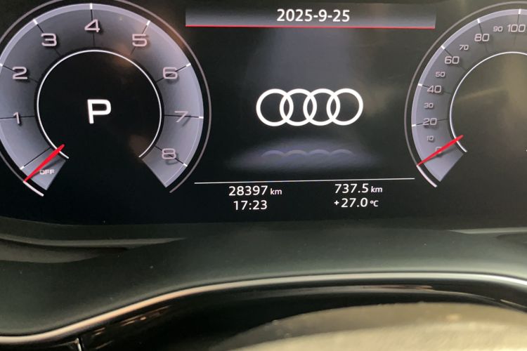 Used Audi Q7 2020 55 TFSI quattro S line sports model Odometer Close Up