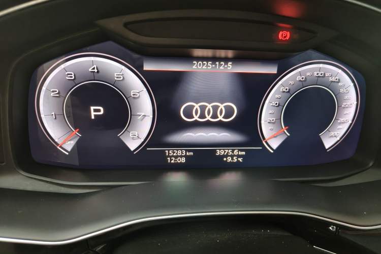 Used Audi Q7 2020 55 TFSI quattro S line sports model Odometer Close Up