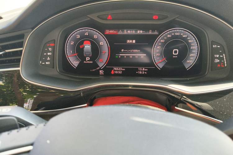 Used Audi Q7 2020 55 TFSI quattro S line sports model Odometer Close Up