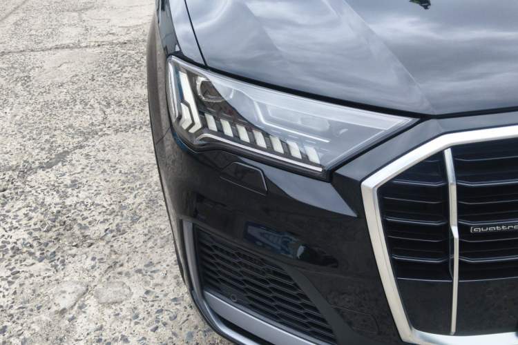 Used Audi Q7 2020 55 TFSI quattro S line sports model Right Front Headlight