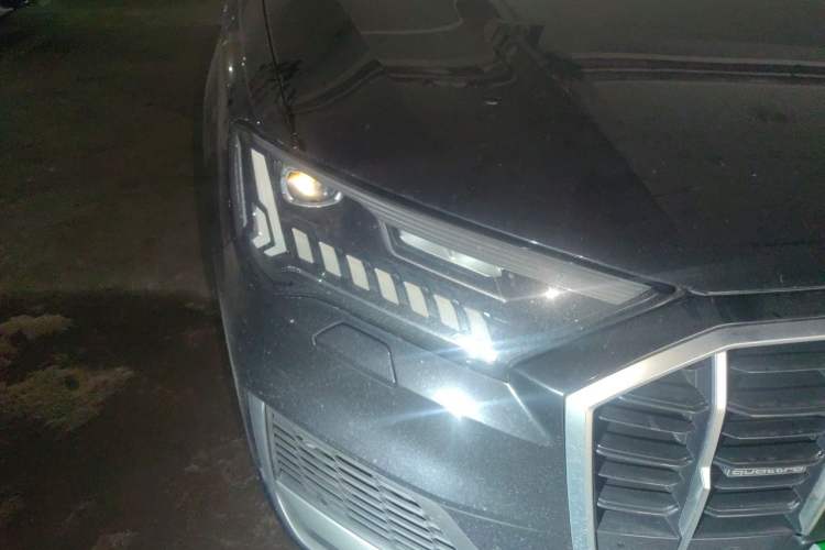Used Audi Q7 2020 55 TFSI quattro S line sports model Right Front Headlight