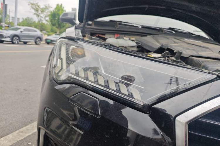 Used Audi Q7 2020 55 TFSI quattro S line sports model Right Front Headlight