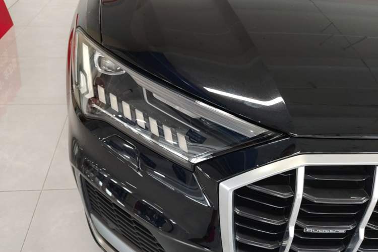 Used Audi Q7 2020 55 TFSI quattro S line sports model Right Front Headlight