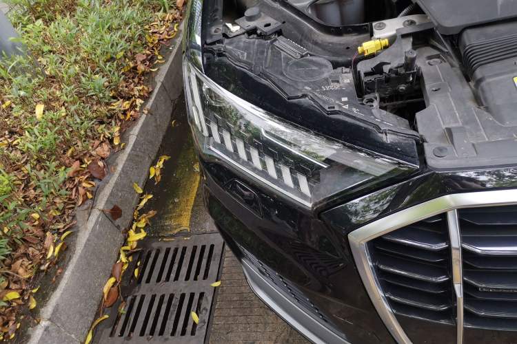 Used Audi Q7 2020 55 TFSI quattro S line sports model Right Front Headlight