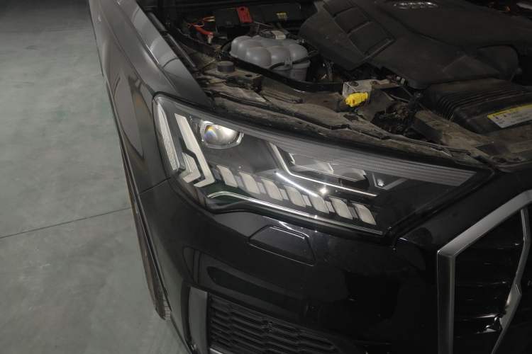 Used Audi Q7 2020 55 TFSI quattro S line sports model Right Front Headlight