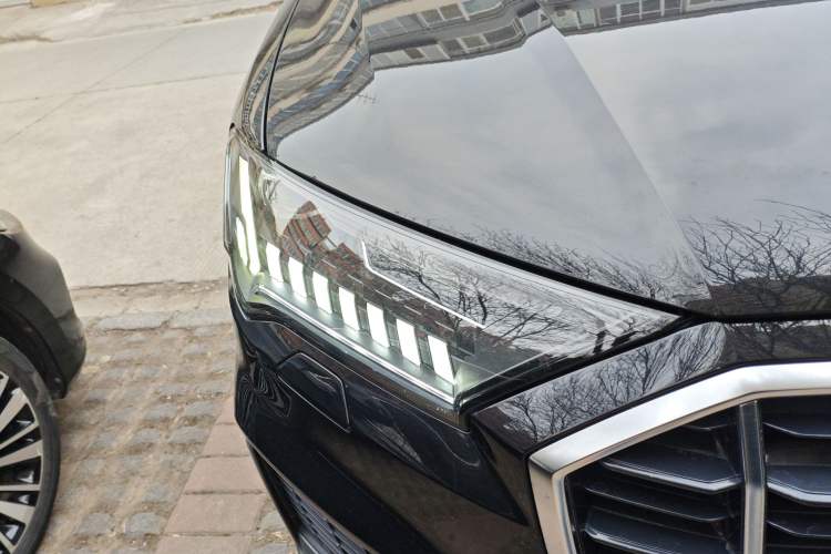 Used Audi Q7 2020 45 TFSI quattro S line Sport Limited Edition Right Front Headlight
