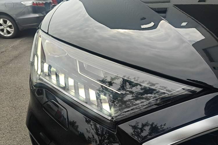 Used Audi Q7 2020 55 TFSI quattro S line sports model Right Front Headlight