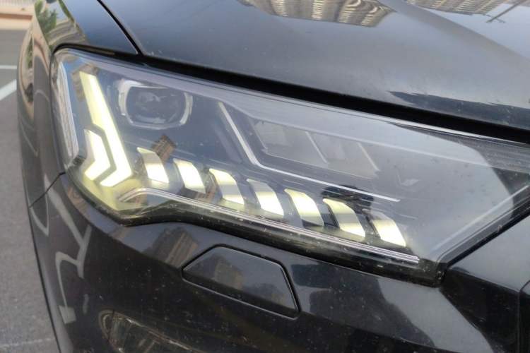 Used Audi Q7 2020 55 TFSI quattro S line sports model Right Front Headlight