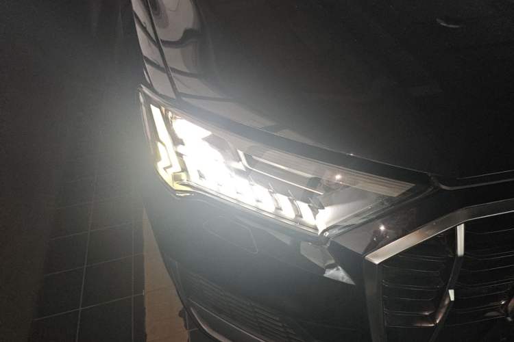 Used Audi Q7 2020 55 TFSI quattro S line sports model Right Front Headlight