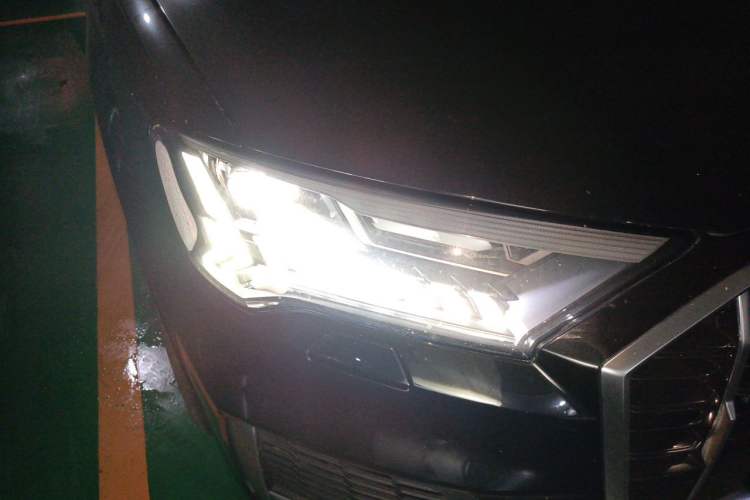 Used Audi Q7 2020 55 TFSI quattro S line sports model Right Front Headlight