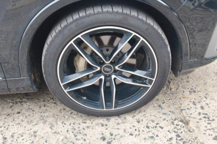 Used Audi Q7 2020 55 TFSI quattro S line sports model Right Front Wheel Hub