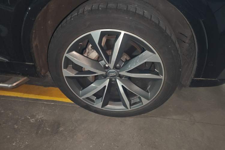 Used Audi Q7 2020 55 TFSI quattro S line sports model Right Front Wheel Hub