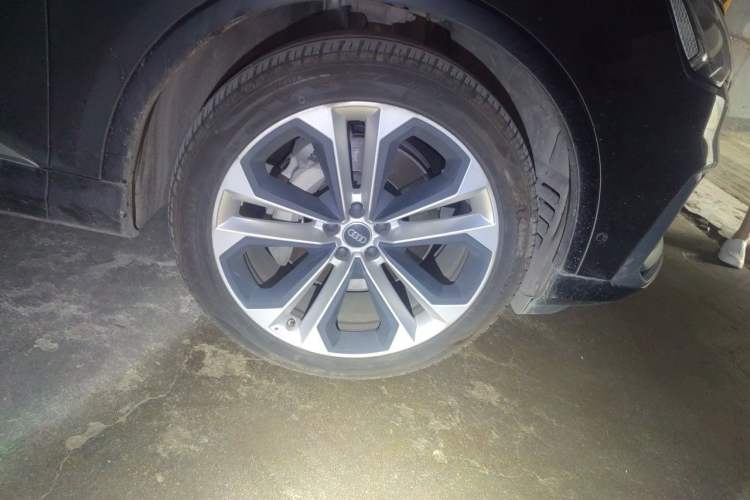 Used Audi Q7 2020 55 TFSI quattro S line sports model Right Front Wheel Hub