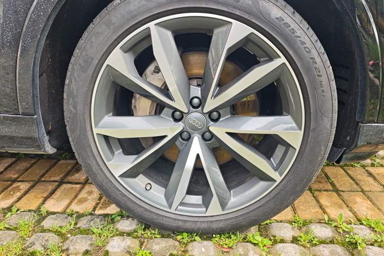 Used Audi Q7  Right Front Wheel Hub