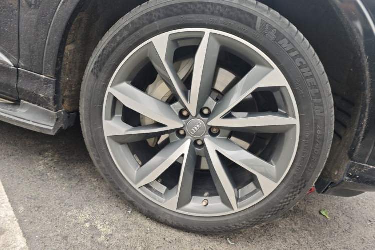 Used Audi Q7 2020 55 TFSI quattro S line sports model Right Front Wheel Hub