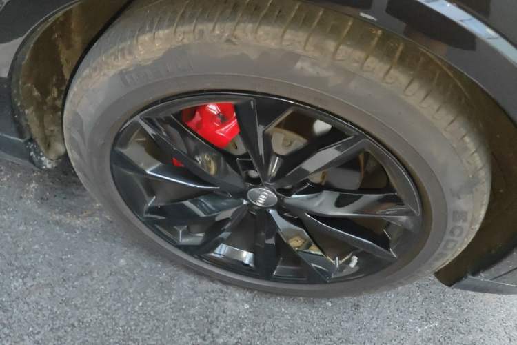 Used Audi Q7 2020 55 TFSI quattro S line sports model Right Front Wheel Hub