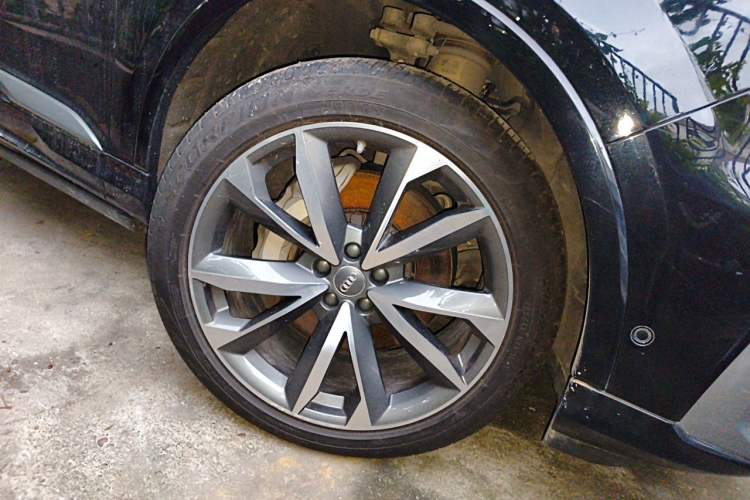 Used Audi Q7 2020 55 TFSI quattro S line sports model Right Front Wheel Hub