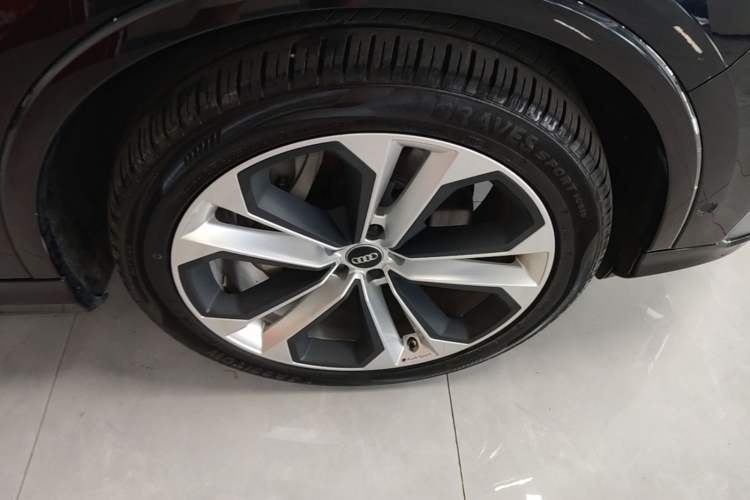 Used Audi Q7 2020 55 TFSI quattro S line sports model Right Front Wheel Hub