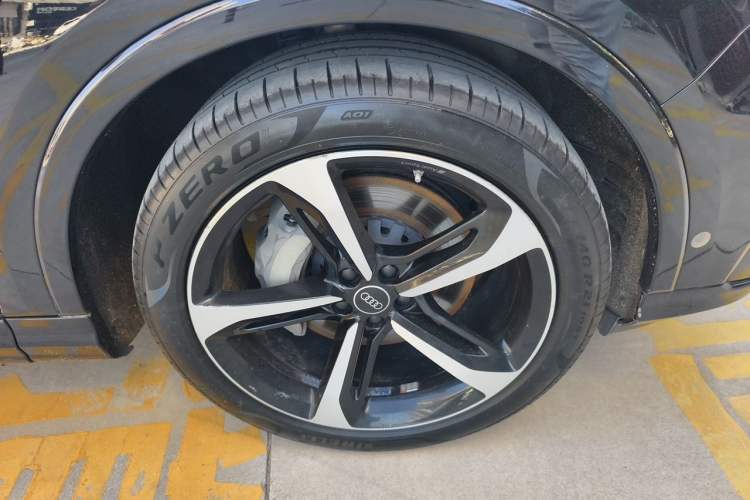 Used Audi Q7 2020 55 TFSI quattro S line sports model Right Front Wheel Hub