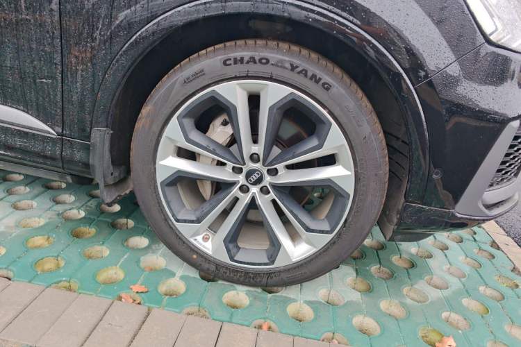 Used Audi Q7 2020 55 TFSI quattro S line sports model Right Front Wheel Hub