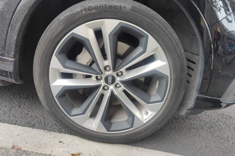 Used Audi Q7 2020 55 TFSI quattro S line sports model Right Front Wheel Hub