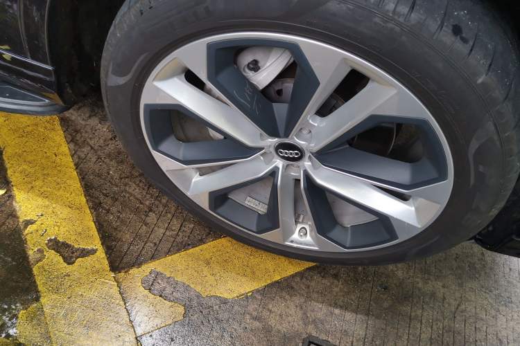 Used Audi Q7 2020 55 TFSI quattro S line sports model Right Front Wheel Hub