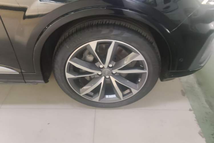 Used Audi Q7 2020 55 TFSI quattro S line sports model Right Front Wheel Hub