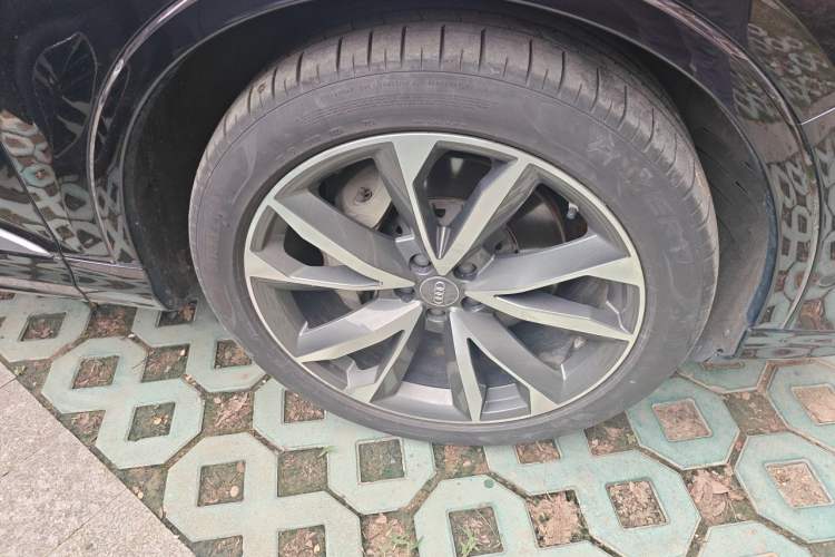Used Audi Q7 2020 55 TFSI quattro S line sports model Right Front Wheel Hub