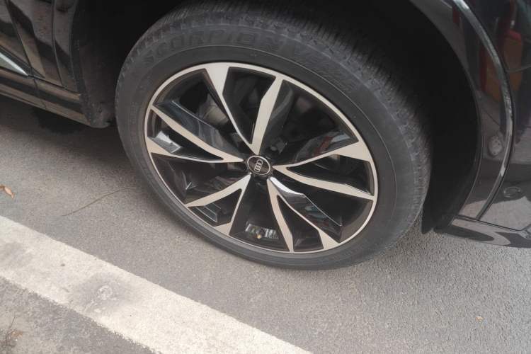 Used Audi Q7 2020 55 TFSI quattro S line sports model Right Front Wheel Hub