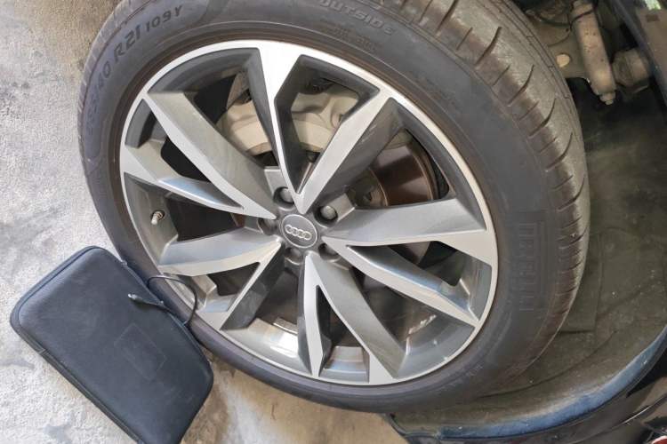 Used Audi Q7 2020 55 TFSI quattro S line sports model Right Front Wheel Hub