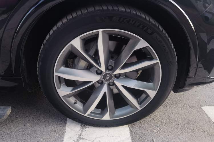 Used Audi Q7 2020 55 TFSI quattro S line sports model Right Front Wheel Hub