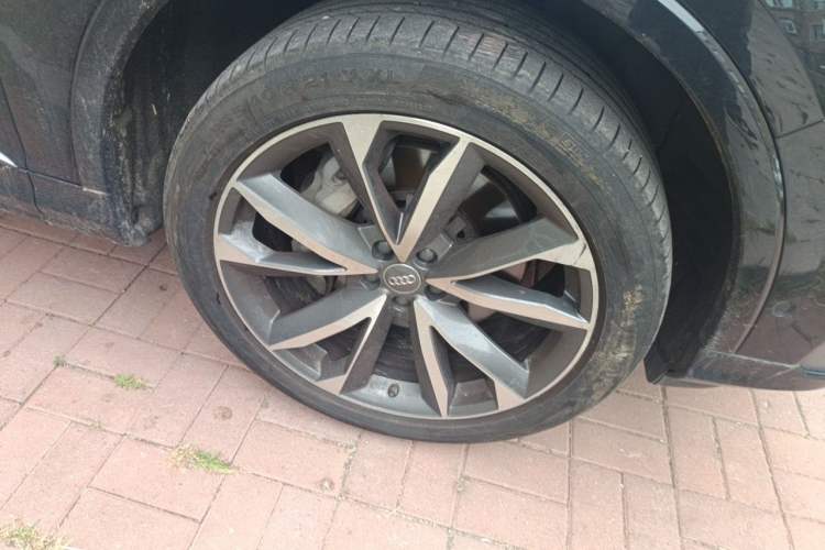 Used Audi Q7 2020 55 TFSI quattro S line sports model Right Front Wheel Hub