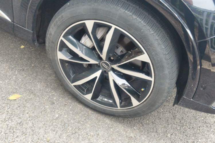 Used Audi Q7 2020 55 TFSI quattro S line sports model Right Front Wheel Hub