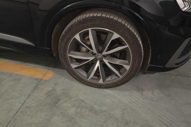 Used Audi Q7 2020 55 TFSI quattro S line sports model Right Front Wheel Hub