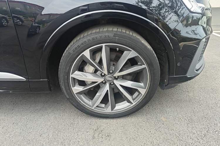 Used Audi Q7 2020 55 TFSI quattro S line sports model Right Front Wheel Hub
