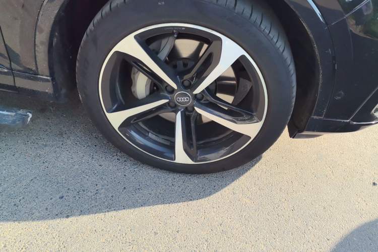 Used Audi Q7 2020 55 TFSI quattro Black Warrior Exclusive Edition Right Front Wheel Hub