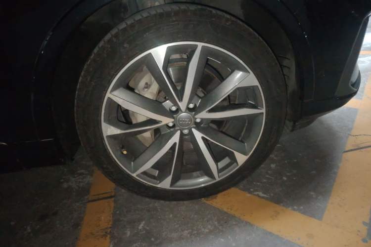 Used Audi Q7 2020 55 TFSI quattro S line sports model Right Front Wheel Hub