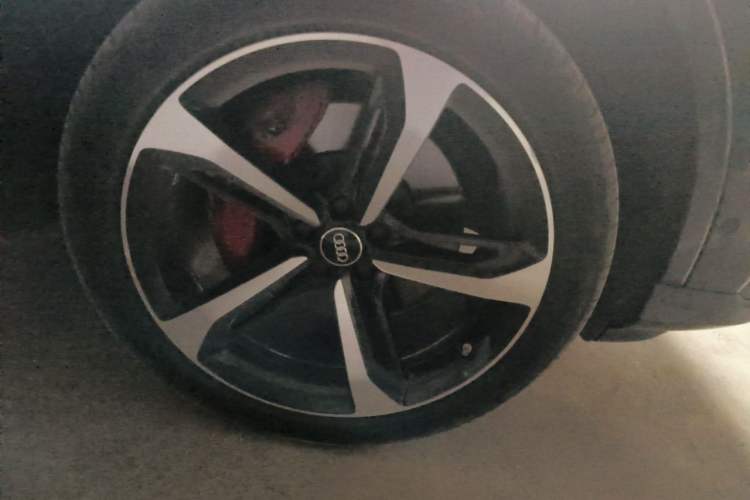 Used Audi Q7 2020 55 TFSI quattro Black Warrior Exclusive Edition Right Front Wheel Hub