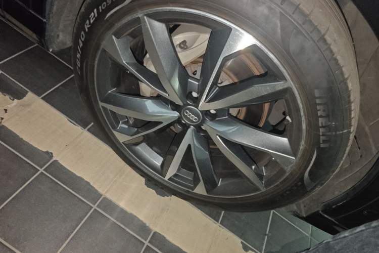 Used Audi Q7 2020 55 TFSI quattro S line sports model Right Front Wheel Hub