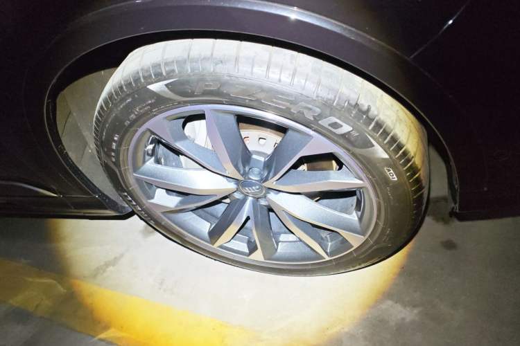 Used Audi Q7 2020 55 TFSI quattro S line sports model Right Front Wheel Hub