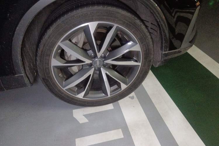 Used Audi Q7 2020 55 TFSI quattro S line sports model Right Front Wheel Hub
