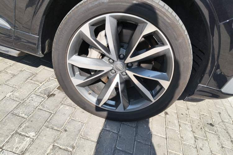 Used Audi Q7 2020 55 TFSI quattro S line sports model Right Front Wheel Hub