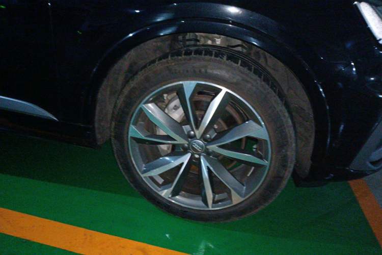 Used Audi Q7 2020 55 TFSI quattro S line sports model Right Front Wheel Hub