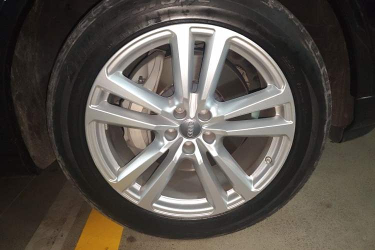 Used Audi Q7 2020 45 TFSI quattro Exclusive Edition Right Front Wheel Hub