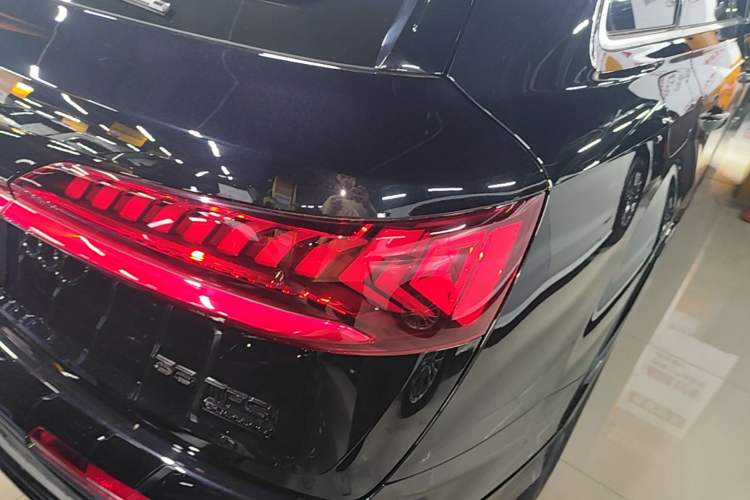 Used Audi Q7 2020 55 TFSI quattro S line sports model Right Rear Taillight