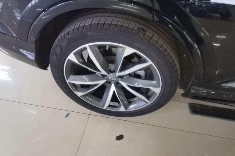 Used Audi Q7 2020 55 TFSI quattro S line sports model Right Rear Wheel Hub