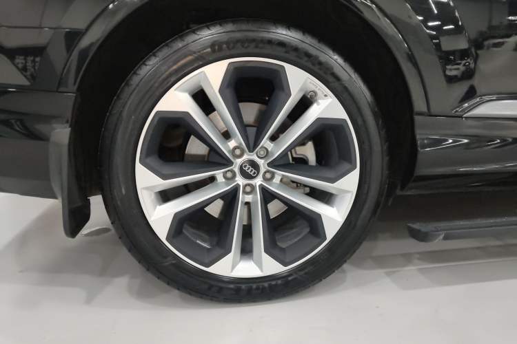 Used Audi Q7 2020 55 TFSI quattro S line sports model Right Rear Wheel Hub