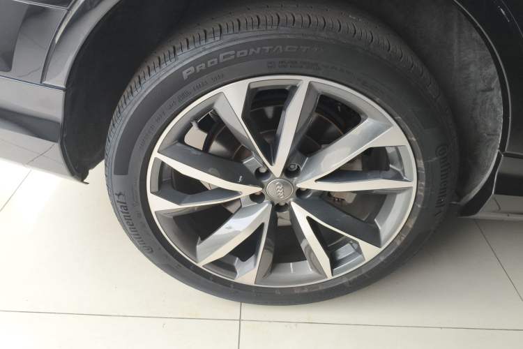 Used Audi Q7 2020 55 TFSI quattro S line sports model Right Rear Wheel Hub